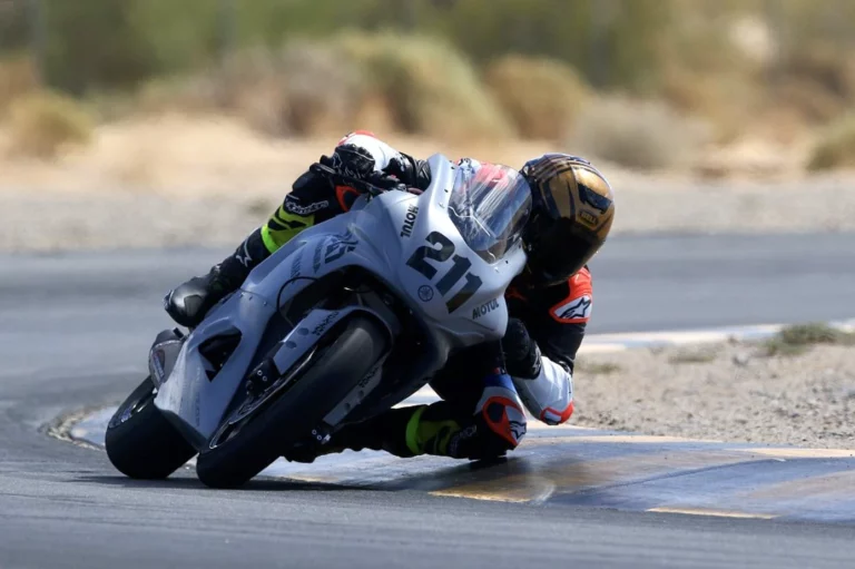 Read more about the article RevZilla’s Ari Henning Tests The Yoshimura Yamaha YZF-R7 At Chuckwalla