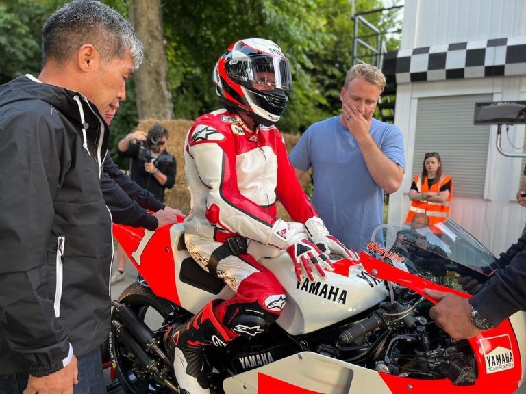 Read more about the article Watch Wayne Rainey Ride His YZR500 At Goodwood FOS Live!