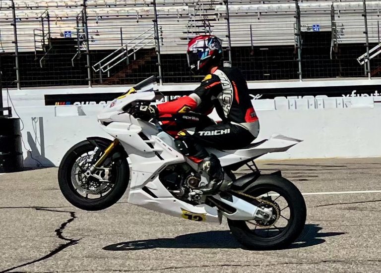 Read more about the article Hobbs And Gloddy Test Aprilia RSV4